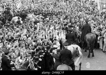 Un trionfante Chelsea FC, torna a casa dopo aver vinto la finale della Coppa delle Coppe europee del 1971 Replay 2-1 contro il Real Madrid nel Pireo, in Grecia. Foto durante la Victory Parade, Fulham, Londra, 22nd maggio 1971. Foto Stock