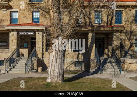 Albright Visitor Center, un tempo Bachelor Officer's Quarters, a Fort Yellowstone National Historic Landmark nel parco nazionale di Yellowstone, Wyoming, USA Foto Stock