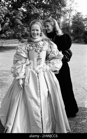 Le riprese di "Mary, Queen of Scots" sono iniziate presso gli Shepperton Studios. Glenda Jackson suona Elisabetta i d'Inghilterra e Vanessa Redgrave è Maria, Regina degli scozzesi. 13th maggio 1971. Foto Stock