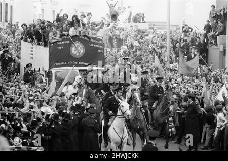 Un trionfante Chelsea FC, torna a casa dopo aver vinto la finale della Coppa delle Coppe europee del 1971 Replay 2-1 contro il Real Madrid nel Pireo, in Grecia. Foto durante la Victory Parade, Fulham, Londra, 22nd maggio 1971. Foto Stock