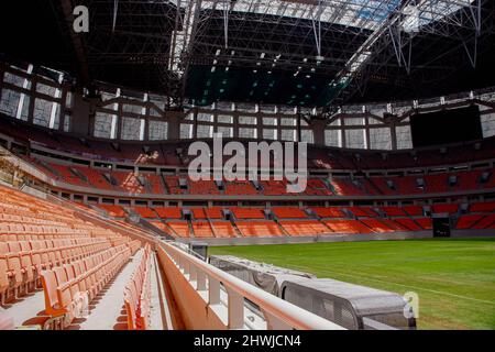 Jakarta, Indonesia. 6th Mar 2022. Campo di calcio in corso di costruzione prato. Progressi nello sviluppo dello Stadio Internazionale di Giacarta, la costruzione ha raggiunto il 97% e il suo obiettivo entro la fine di marzo per essere completato. (Credit Image: © Faisal Ramadhan/SOPA Images via ZUMA Press Wire) Foto Stock