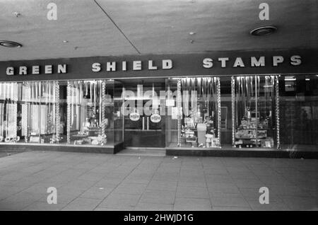 Green Shield Francobolli Shop, Gift Center, 22nd novembre 1973. Green Shield Francobolli è un programma di promozione delle vendite britannico che premia gli acquirenti con francobolli che potrebbero essere riscattati, e utilizzati per acquistare regali da un catalogo o da qualsiasi rivenditore affiliato o centro regalo, come mostrato nella figura. Foto Stock