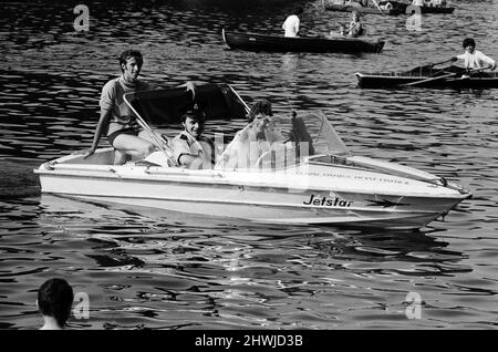 Il PC più cool dell'onda termica a 86 gradi di Londra, pattugliando il suo battito sulla Serpentine, Hyde Park, in un motoscafo. Londra. 11th luglio 1971. Foto Stock