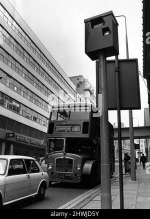 L'occhio di vedere in James Street, Liverpool, che scandisce l'incrocio di James Street e lo Strand. L'unità è dotata di flash per scattare foto al buio. 27th giugno 1973. Foto Stock