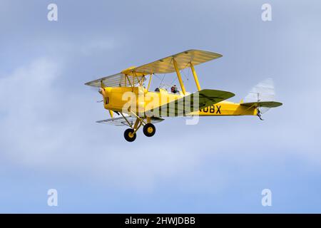 De Havilland DH.82 Tiger Moth (G-AOBX) aereo trasportato all'aeroporto di Old Warden Foto Stock