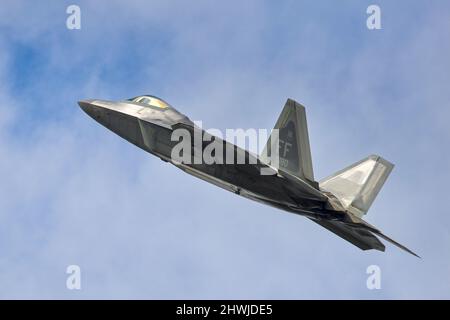 US Air Force F-22 Raptor eseguire una routine impressionante al 2017 Royal International Air Tattoo Foto Stock
