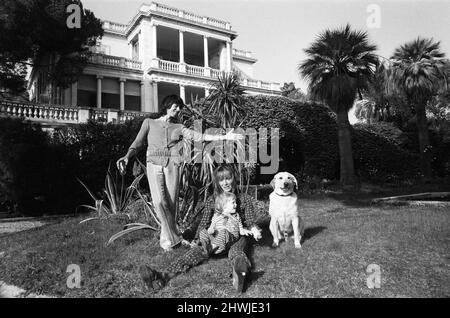 Keith Richard & Anita Pallenberg con il figlio Marlon a casa sua, l'affittato Villa Nellcôte, un palazzo di sedici stanze del 19th secolo sul lungomare di Villefranche-sur-Mer nella Côte d'Azur dove la band ha registrato Exile su Main Street maggio 1971. Foto Stock