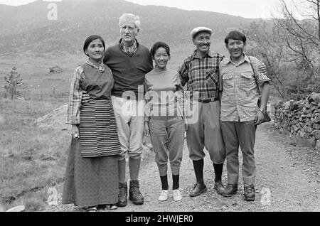 DA SINISTRA A DESTRA Sitar Gombu, Lord Hunt, Daku Tensing, Sherpa Tensing Norgay (Sherpa Tenzing Norgay) e Sherpa Gombu, l'uomo che è stato alla cima dell'Everest due volte. Foto insieme per l'Everest Men Reunion presso la base di addestramento Pen-y-Grwd a Capel Curig, Galles del Nord. E 'a 20 anni dalla 1953 Everest Climb, con questa riunione in Galles nel maggio 1973 Nota, Sir Edmund Hillary non è stato in grado di fare questa riunione. Foto scattata il 26th maggio 1973 Foto Stock