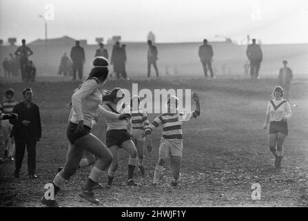 Rose Reilly, 16 dell'East Ayrshire Scotland, talentuoso calciatore per Stewarton & Thistle Ladies Football Club, nella foto durante la sessione di allenamento di febbraio 1971. Foto Stock