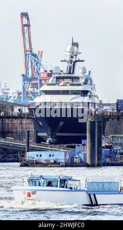 Amburgo, Germania. 06th Mar 2022. Il mega-yacht 'Solandge' si trova in un molo a secco Blohm Voss nel porto. Il suo proprietario non è noto. Credit: Markus Scholz/dpa/picture Alliance/dpa | Markus Scholz/dpa/Alamy Live News Foto Stock