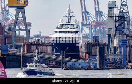 Amburgo, Germania. 06th Mar 2022. Il mega-yacht 'Solandge' si trova in un molo a secco Blohm Voss nel porto. Il suo proprietario non è noto. Credit: Markus Scholz/dpa/picture Alliance/dpa | Markus Scholz/dpa/Alamy Live News Foto Stock