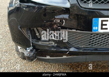 Danni frontali a una vettura in seguito a una collisione stradale. Foto Stock