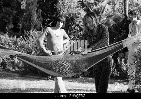 Keith Richard & Anita Pallenberg con il figlio Marlon a casa sua, l'affittato Villa Nellcôte, un palazzo di sedici stanze del 19th secolo sul lungomare di Villefranche-sur-Mer nella Côte d'Azur dove la band ha registrato Exile su Main Street maggio 1971. Foto Stock