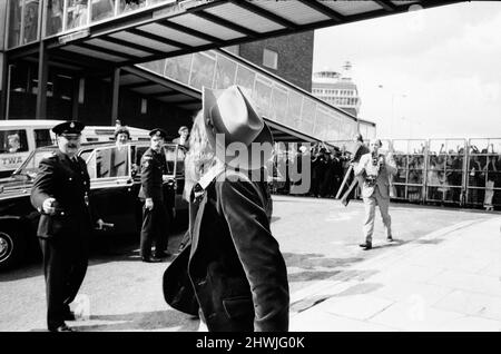 David Cassidy, cantante, attore e musicista, parte dall'aeroporto di Heathrow, visto da migliaia di appassionati. David Bruce Cassidy è ampiamente noto per il suo ruolo di Keith Partridge nella sitcom musicale del 1970s The Partridge Family, che ha portato a diventare uno dei più celebrati idoli teen e cantanti pop della cultura pop del 1970s. In seguito ha avuto una carriera sia nella recitazione che nella musica. Foto scattata il 10th settembre 1972 Foto Stock