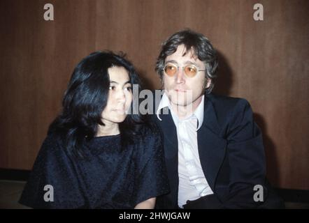 Ex membro del gruppo pop dei Beatles John Lennon con sua moglie Yoko Ono all'aeroporto di Heathrow, Londra, mentre passano da Trinidad sulla strada per Palma, Maiorca per vedere i giudici sulla custodia della figlia di Yoko di sette anni Kyoko.May 1971. Foto Stock