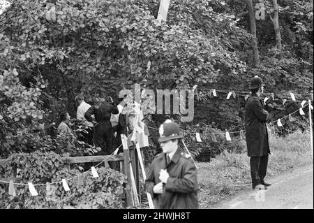 The Saturday Night Strangler, settembre 1973. I sedici anni Geraldine Hughes e Pauline Floyd sono stati trovati uccisi a Llandarcy domenica 16th settembre 1973. Il crimine resterà irrisolto per quasi 30 anni. L'ispettore capo del detective Paul Bethell ha esaminato il caso freddo nel 2000. Nel corso di tre anni, sarebbe diventato il primo detective a identificare un killer attraverso il DNA di suo figlio, il primo a risolvere un crimine che aveva prestato irrisolto per quasi 30 anni, il primo ad esumare un serial killer per dimostrare la sua identità. La nostra foto mostra, polizia alla scena del crimine, 16th settembre 1973. Foto Stock