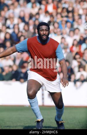 West Ham United, calciatore Clyde Best in azione durante una partita di campionato all'Upton Park. Circa 1971. Foto Stock