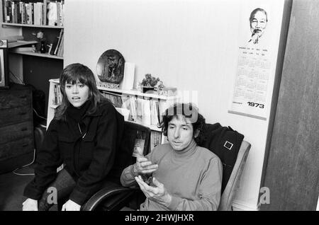 Jane fonda ha ritratto con il suo ragazzo Tom Hayden in una casa di amici a Camden Town. Hayden ha problemi con le autorità di immigrazione dell'aeroporto di Londra. 26th dicembre 1972. Foto Stock
