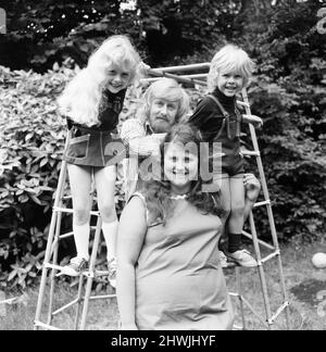 Samantha Gates, modello Bambino, raffigurato a casa con la famiglia, tra cui il fratello Stefan e la madre Jean Gates, Kilburn, Londra, Venerdì 6th agosto 1971. Foto Stock
