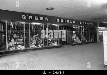 Green Shield Francobolli Shop, Gift Center, 22nd novembre 1973. Green Shield Francobolli è un programma di promozione delle vendite britannico che premia gli acquirenti con francobolli che potrebbero essere riscattati, e utilizzati per acquistare regali da un catalogo o da qualsiasi rivenditore affiliato o centro regalo, come mostrato nella figura. Foto Stock