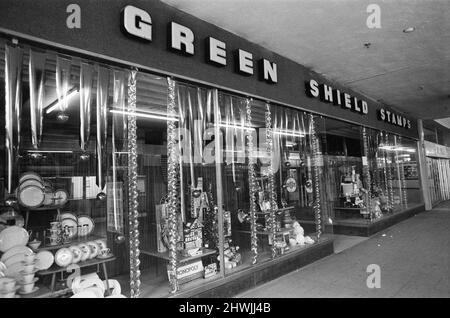 Green Shield Francobolli Shop, Gift Center, 22nd novembre 1973. Green Shield Francobolli è un programma di promozione delle vendite britannico che premia gli acquirenti con francobolli che potrebbero essere riscattati, e utilizzati per acquistare regali da un catalogo o da qualsiasi rivenditore affiliato o centro regalo, come mostrato nella figura. Foto Stock