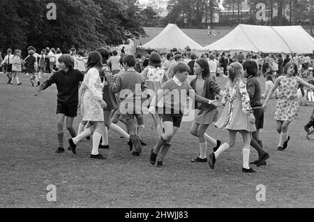 I bambini ballano in campagna a Teesside. 1972. Foto Stock