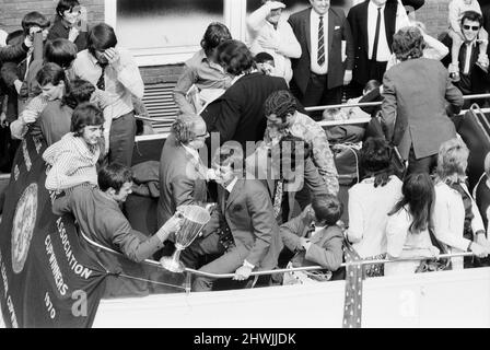 Un trionfante Chelsea FC, torna a casa dopo aver vinto la finale 1971 della Coppa delle Coppe europee Replay 2-1 contro il Real Madrid al Karaiskakis Stadium nel Pireo, Grecia. Foto all'aeroporto di Londra Heathrow, 22nd maggio 1971. Foto Stock