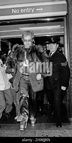 Elton John arriva all'aeroporto di Heathrow e deve correre dalla folla di tifosi che vi stanno aspettando. Non è chiaro se Elton stia volando dentro, o volando fuori. Foto scattata il 29th ottobre 1972 Foto Stock