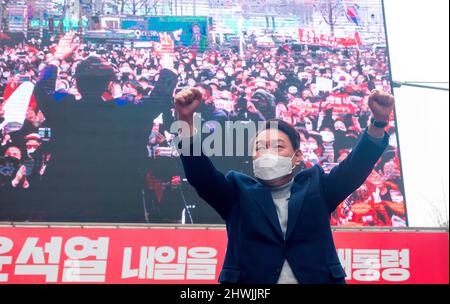 Yoon Suk-Yeol, 26 feb 2022 : il principale candidato presidenziale del Partito popolare di opposizione della Corea del Sud Yoon Suk-Yeol partecipa alla sua campagna a Seoul, Corea del Sud. Le elezioni presidenziali della Corea del Sud del 2022 si terranno il 9 marzo. Credit: Lee Jae-Won/AFLO/Alamy Live News Foto Stock