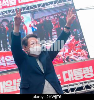 Yoon Suk-Yeol, 26 feb 2022 : il principale candidato presidenziale del Partito popolare di opposizione della Corea del Sud Yoon Suk-Yeol partecipa alla sua campagna a Seoul, Corea del Sud. Le elezioni presidenziali della Corea del Sud del 2022 si terranno il 9 marzo. Credit: Lee Jae-Won/AFLO/Alamy Live News Foto Stock