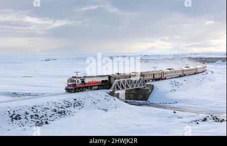 Le vedute durante il viaggio espresso orientale tra Ankara e Kars sono meravigliose. Foto Stock