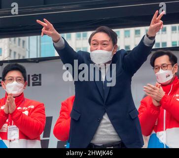 Yoon Suk-Yeol, 26 feb 2022 : il principale candidato presidenziale del Partito popolare di opposizione della Corea del Sud Yoon Suk-Yeol partecipa alla sua campagna a Seoul, Corea del Sud. Le elezioni presidenziali della Corea del Sud del 2022 si terranno il 9 marzo. Credit: Lee Jae-Won/AFLO/Alamy Live News Foto Stock