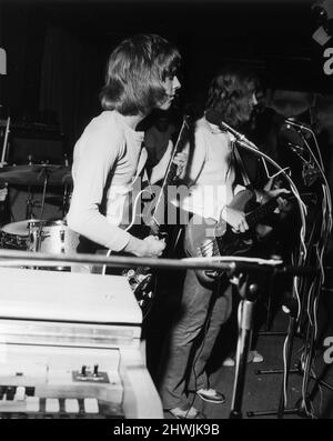 'Humble Pie' una band rock, hard rock e rhythm and blues dell'Inghilterra, uno dei primi supergruppi del 1970s, che ha riscosso successo in America e Regno Unito. Sono ricordati al meglio per le loro prestazioni dinamiche di concerto dal vivo e canzoni come 30 Days in the Hole, non ho bisogno di nessun Dottore e Natural Born Bugie (spesso misspelled come boogie). La formazione originale della band comprendeva Steve Marriott from the Small Faces, Peter Frampton, cantante e chitarrista della mandria, Greg Ridley, ex bassista di Spooky Tooth e batterista diciassettenne Jerry Shirley.Circa 1972. R30171. Foto Stock