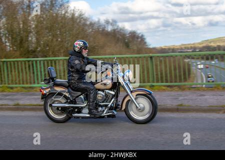 Maroon anni '1998 90 Fat Boy Harley Davidson; motociclista; trasporto a due ruote, motocicli, veicolo, Strade, motociclette, motociclisti che guidano a Chorley, Regno Unito Foto Stock