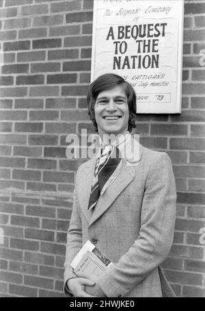 Questa è stata una settimana molto importante nella carriera di 21 anni Simon MacCorkindale. Ha fatto la sua prima apparizione professionale - al Teatro Belgrado di Terence Rattigan's "A Bequest to the Nation". In esso gioca un capitano di mare chiamato Blackwood. E il carattere è abbastanza adatto, perché Simon, il figlio di un pilota d'aria, ha fatto più viaggiare nella sua vita di quanto la maggior parte di noi si preoccupi di pensare. 'I miei genitori hanno avuto tre case in diverse parti del paese negli ultimi tre anni, e non credo che abbiamo mai fermato in nessun luogo più di tre anni. "Così fa Foto Stock