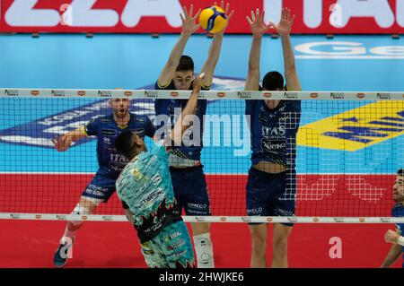 Unipol Arena, Bologna, Italia, marzo 06, 2022, Blocco di Alessandro Michieletto - ITAS Trentino in finale - Sir Safety Conad Perugia vs ITAS Trentino - Pallavolo Italiano Men Cup Foto Stock