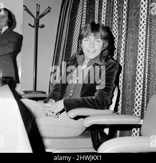 David Cassidy, cantante, attore e musicista, tiene una conferenza stampa allo Skyways Hotel di Londra, Aeroporto di Heathrow, prima della sua partenza. 1973 David Bruce Cassidy è ampiamente noto per il suo ruolo di Keith Partridge nella sitcom musicale del 1970s The Partridge Family, che ha portato a diventare uno dei più celebrati idoli teen e cantanti pop della cultura pop del 1970s. In seguito ha avuto una carriera sia nella recitazione che nella musica. Foto scattata il 6th ottobre 1973 Foto Stock