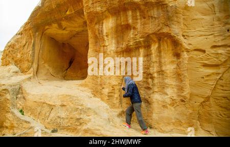 Turista con sciarpa in visita Petra Giordania prima della pandemia 2020 febbraio Foto Stock