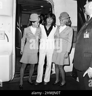 David Cassidy, cantante, attore e musicista, arriva all'aeroporto Heathrow di Londra. David Bruce Cassidy è ampiamente noto per il suo ruolo di Keith Partridge nella sitcom musicale del 1970s The Partridge Family, che ha portato a diventare uno dei più celebrati idoli teen e cantanti pop della cultura pop del 1970s. In seguito ha avuto una carriera sia nella recitazione che nella musica. Foto scattata il 3th ottobre 1973 Foto Stock