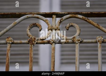Vecchia casa neoclassica su misura in ferro battuto arrugginito balcone ringhiera a Nafplio, Grecia. Foto Stock