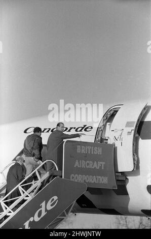Il Duca di Edimburgo volerà la Concorde 002 costruita dagli inglesi a Mach Two - il doppio della velocità del suono - questo pomeriggio sopra la baia di Biscaglia. Il volo era stato ritardato per più di tre ore quando si è sviluppato un guasto nell'impianto frenante mentre l'aereo stava tassando per il decollo. Poi i tecnici hanno sostituito una valvola idraulica. Il Duca di Edimburgo si inchisa sulla Concorde con Trubshaw, il pilota. 12th gennaio 1972. Foto Stock