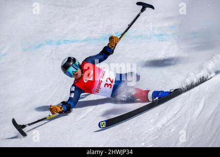 Pechino, Hebei, Cina. 6th Mar 2022. Hiraku Misawa del Giappone cade durante il super-G permanente degli uomini ai Giochi invernali Paralimpici di Pechino 2022 a Yanqing il 6 marzo 2022. (Credit Image: © Mark Edward Harris/ZUMA Press Wire) Foto Stock