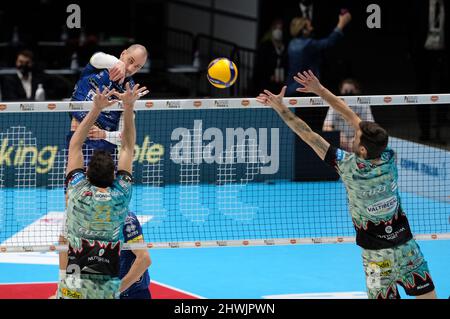 Unipol Arena, Bologna, Italia, marzo 06, 2022, Pipe di Matey Kaziyski - ITAS Trentino in finale - Sir Safety Conad Perugia vs ITAS Trentino - Italian Volley Men Cup Foto Stock