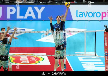 Unipol Arena, Bologna, Italia, marzo 06, 2022, Spike di Alessandro Michieletto - ITAS Trentino in finale - Sir Safety Conad Perugia vs ITAS Trentino - Italian Volley Men Cup Foto Stock