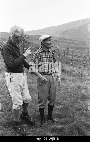 L'immagine mostra Lord Hunt (a sinistra) e Sherpa Tensing Norgay (Sherpa Tenzing Norgay, a destra) riunione degli uomini Everest alla base di addestramento Pen-y-Grwd a Capel Curig, nel Galles del nord. E 'a 20 anni dalla 1953 Everest Climb, con questa riunione in Galles nel maggio 1973 la riunione ha caratterizzato Sitar Gombu, Lord Hunt, Daku Tensing, Sherpa Tensing, Sherpa Gombu, L'uomo che è stato in Everest due volte. Nota: Sir Edmund Hillary non è riuscito a fare questa riunione. Foto scattata il 26th maggio 1973 Foto Stock