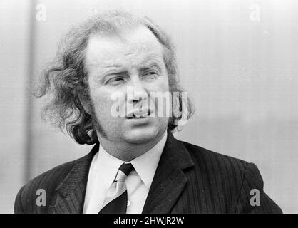 Testimone al Widgery Tribunal, Coleraine, County Londonderry, Irlanda del Nord, inchiesta da Lord Chief Justice Widgery sulle azioni dell'esercito britannico la domenica di Bloody, mercoledì 26th aprile 1972. I nostri spettacoli di foto ... Ivan Cooper, membro del Parlamento dell'Irlanda del Nord per Mid Londonderry e membro fondatore della SDLP, il Partito socialdemocratico e laburista. Ivan Cooper è meglio conosciuto per aver condotto una marcia anti-internment che si è sviluppata nel massacro della domenica di Bloody (30th gennaio 1972), a Derry, contea di Londonderry, Irlanda del Nord. Foto Stock