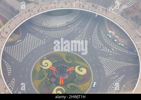 Vista aerea di una grande rotatoria ai piedi della torre della televisione di Shanghai, Cina Foto Stock