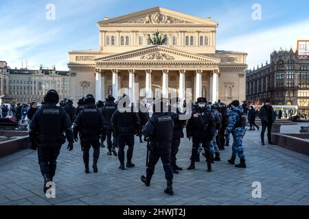 Mosca, Russia. 6th marzo, 2022 ufficiali di polizia Riot sono visti su uno sfondo del teatro Bolshoi durante un raduno di protesta anti-guerra contro l'operazione militare della Russia in Ucraina, nel centro di Mosca, Russia credito: Nikolay Vinokurov/Alamy Live News Foto Stock