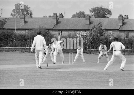 Standard v Alvis, Works League Cricket Match al campo di cricket standard. Corsia conciatori. Collina della piastrella, Coventry, Sabato 1st Luglio 1972. I nostri spettacoli di foto ... Ken Brown in azione batting Foto Stock