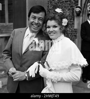 Il matrimonio dell'attore Bill Treacher e dell'attrice Katherine Kessey si tenne alla chiesa di St Leonard, Streatham. 1st dicembre 1971. Foto Stock